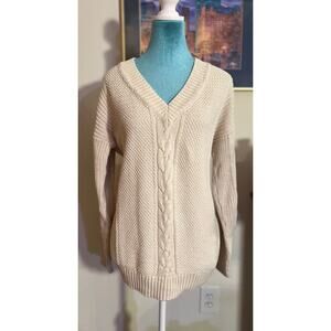 Gap V-neck sweater
Cream colored 
Size small￼